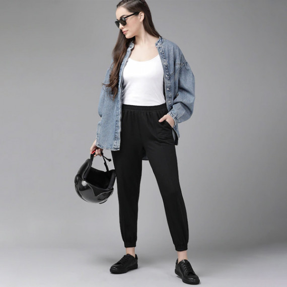 https://www.goldensgrove.in/products/women-black-solid-straight-fit-cropped-joggers