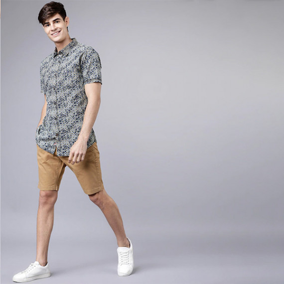 https://www.goldensgrove.in/products/men-khaki-solid-slim-fit-regular-shorts